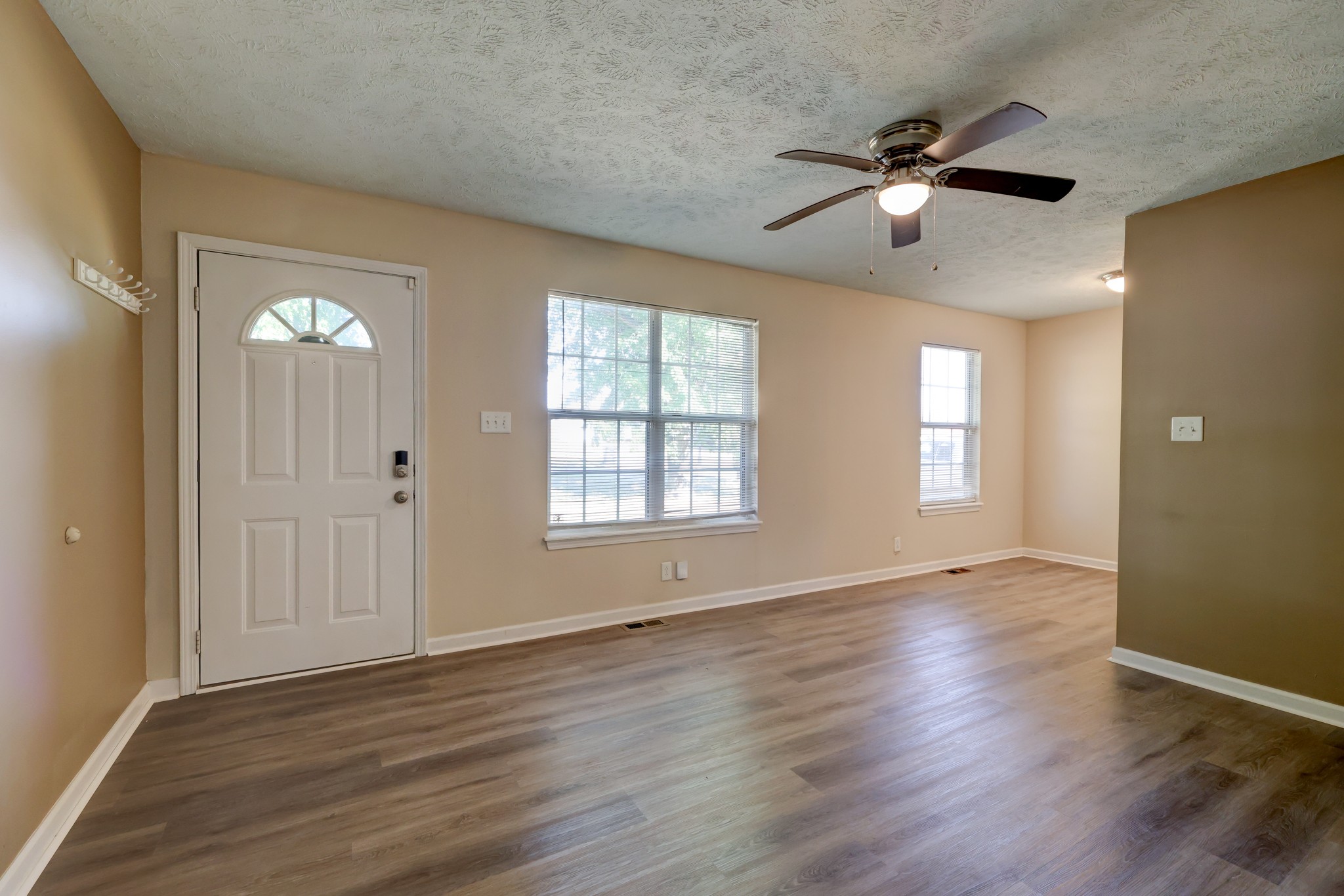 672 Artic Ave Property Photo 6