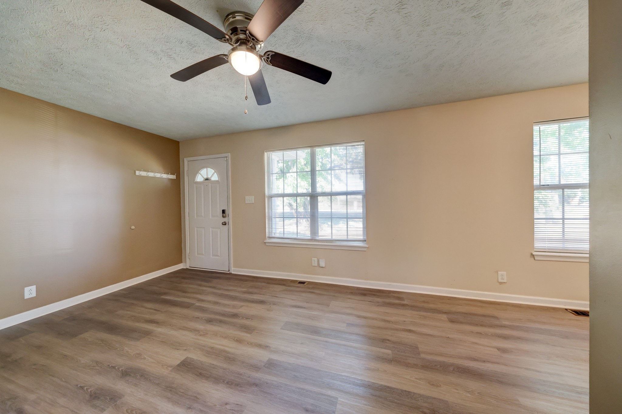 672 Artic Ave Property Photo 8