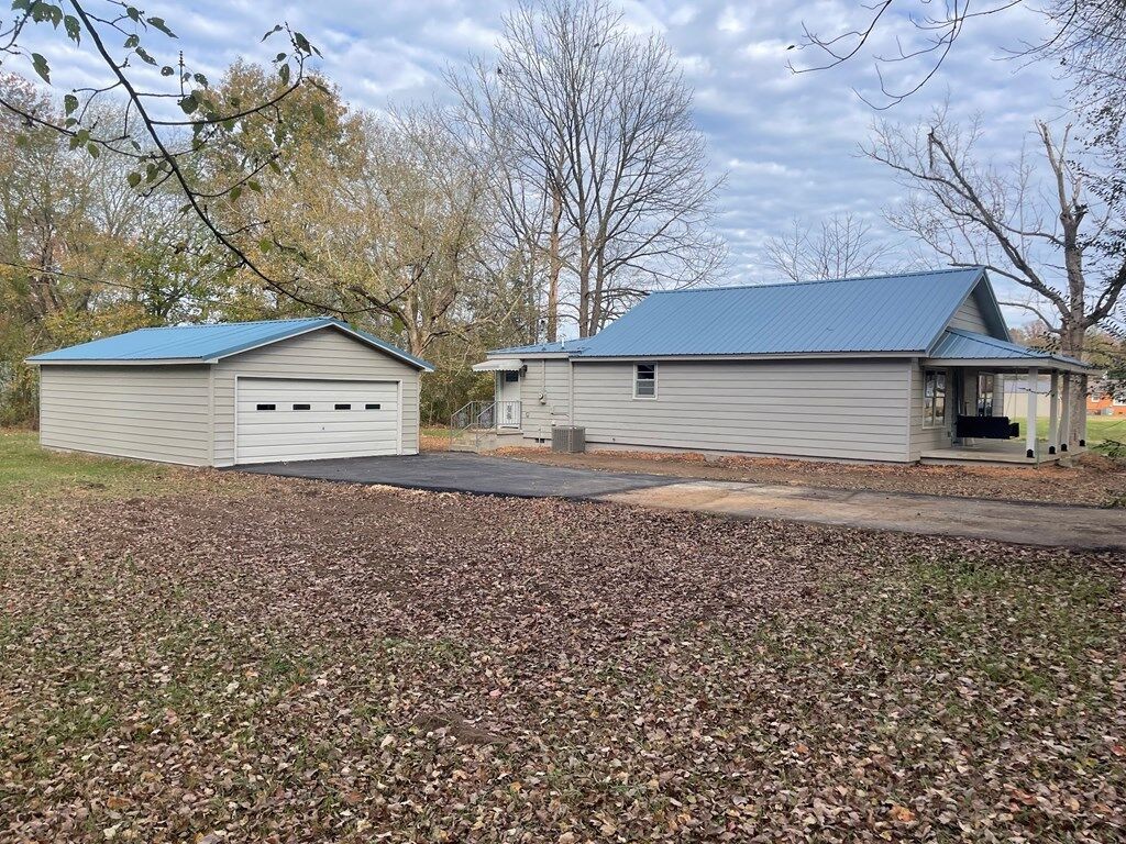 121 2nd St Property Photo 12