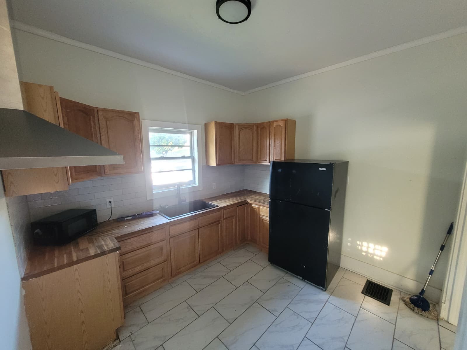 307 Sampson Ave, N Property Photo 2