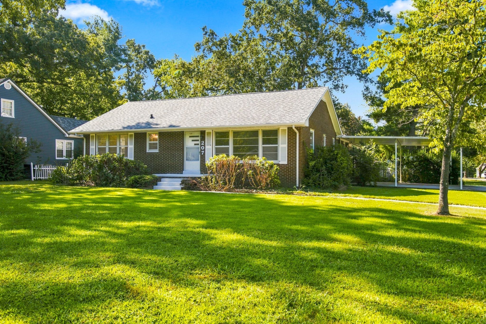 207 Sunset Dr Property Photo 1