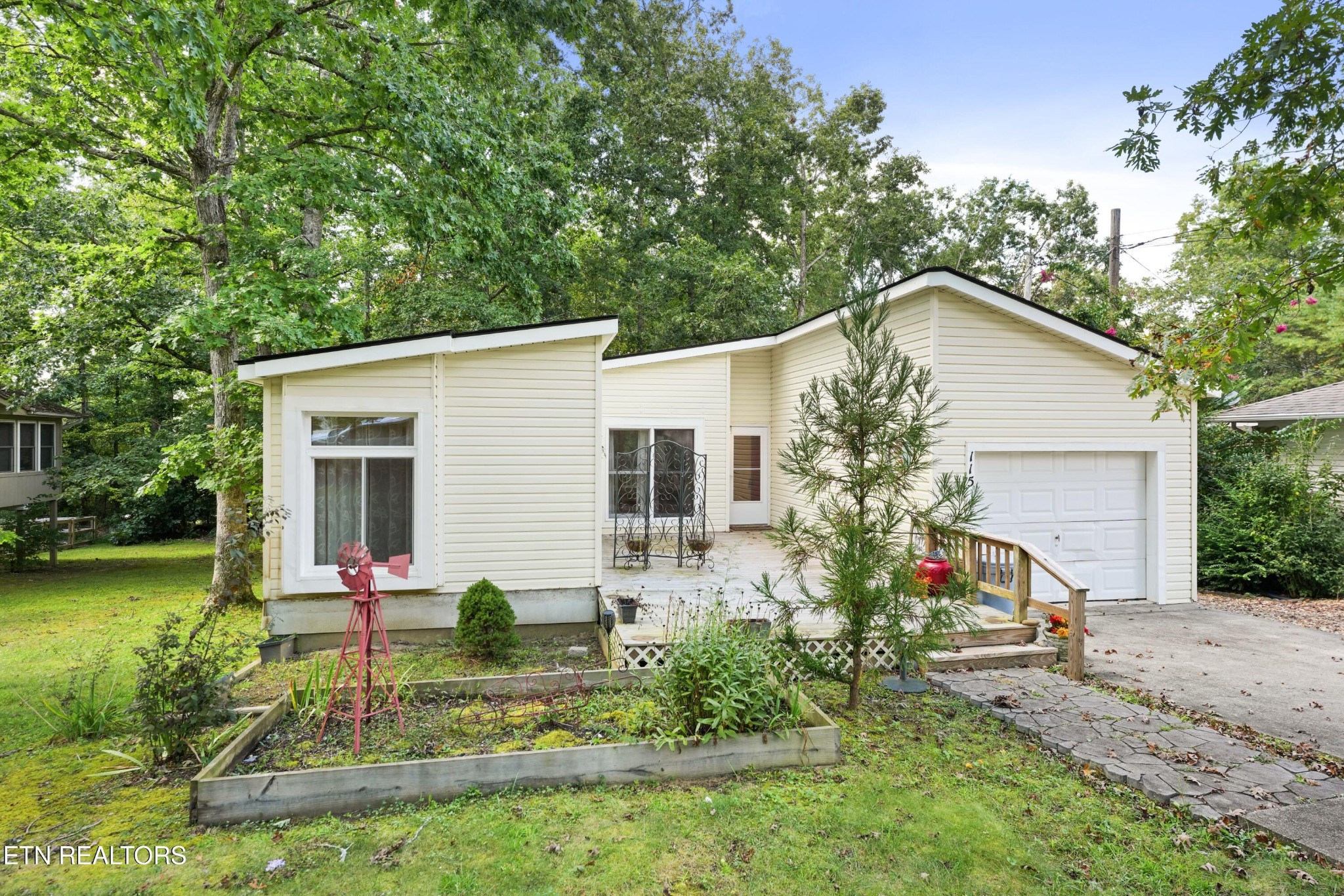115 Lakeshire Drive Property Photo 1