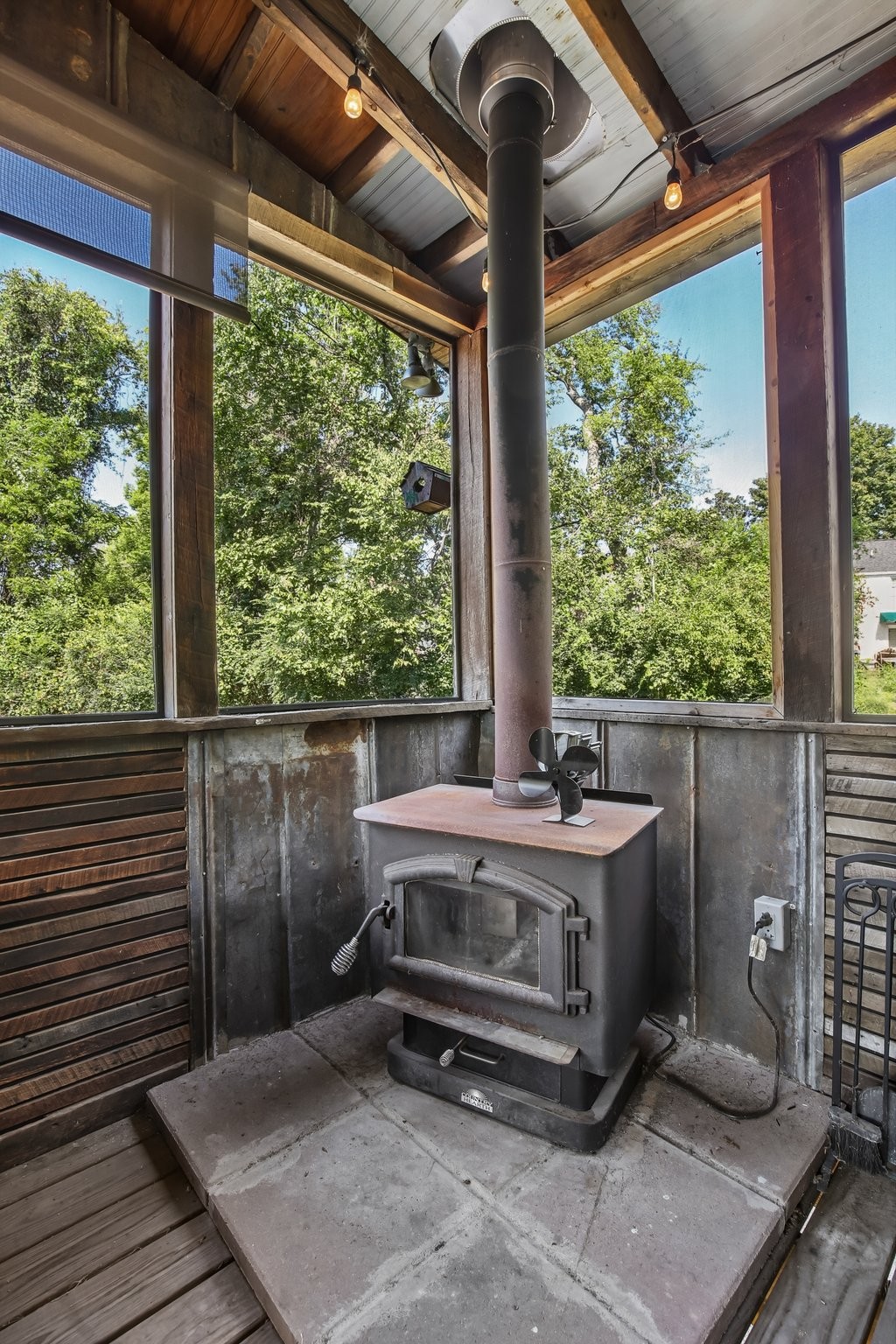 2014 Warden Dr Property Photo 29