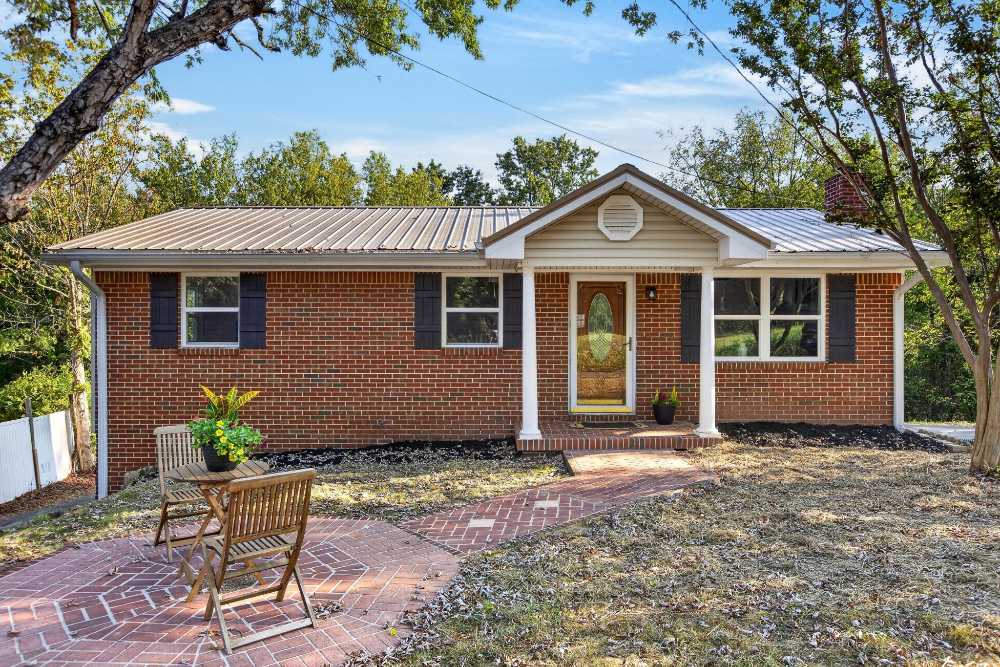 1217 Crest Drive, Se Property Photo 1