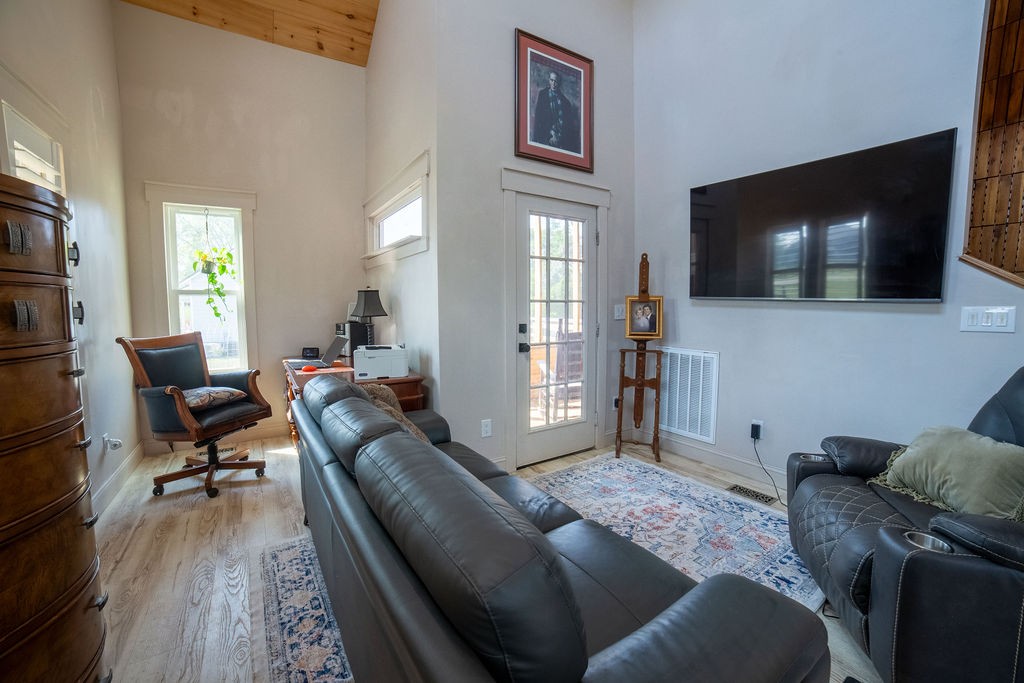 9986 Taylor Rd Property Photo 6