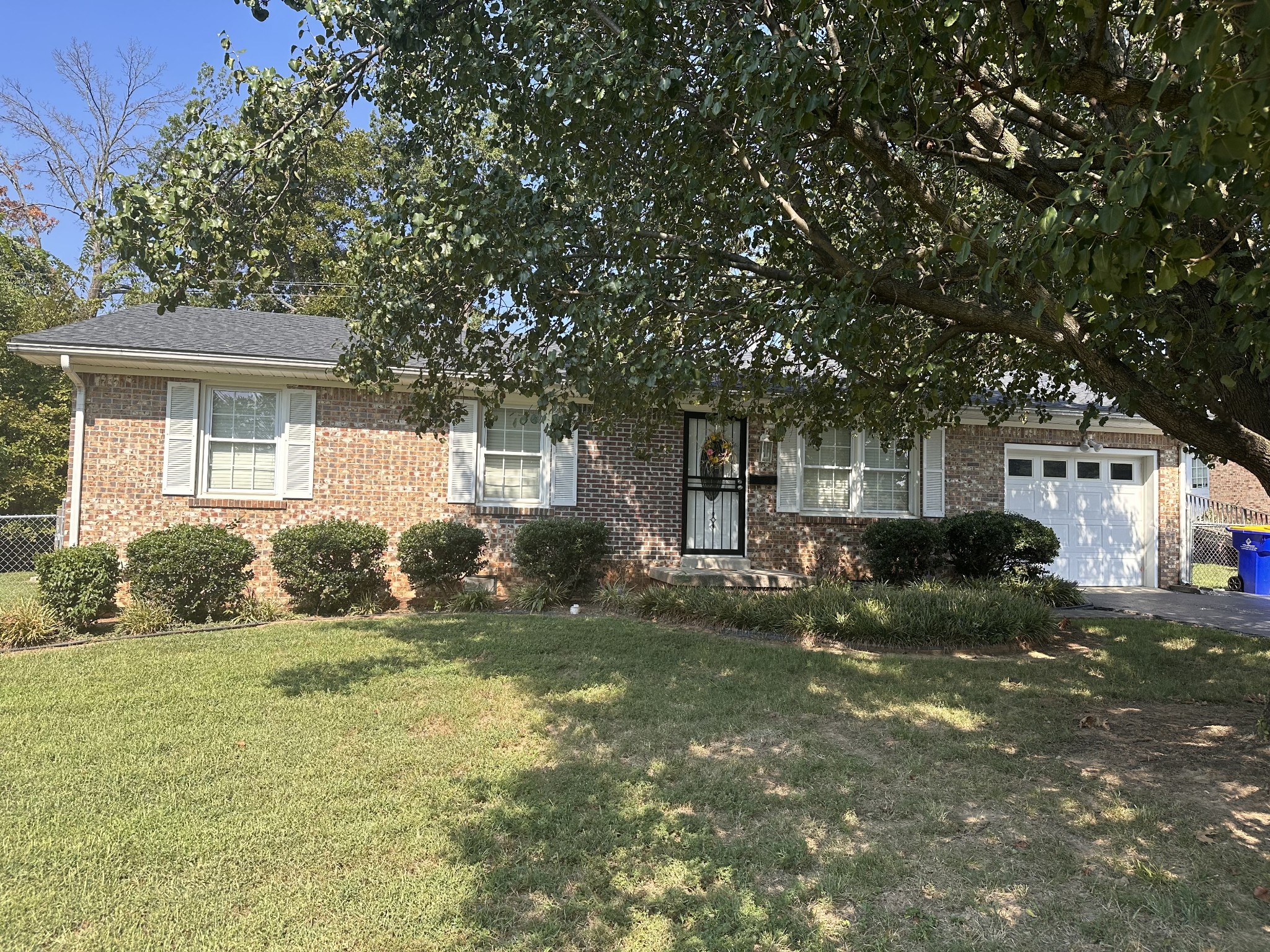 2111 Robin Rd Property Photo 1