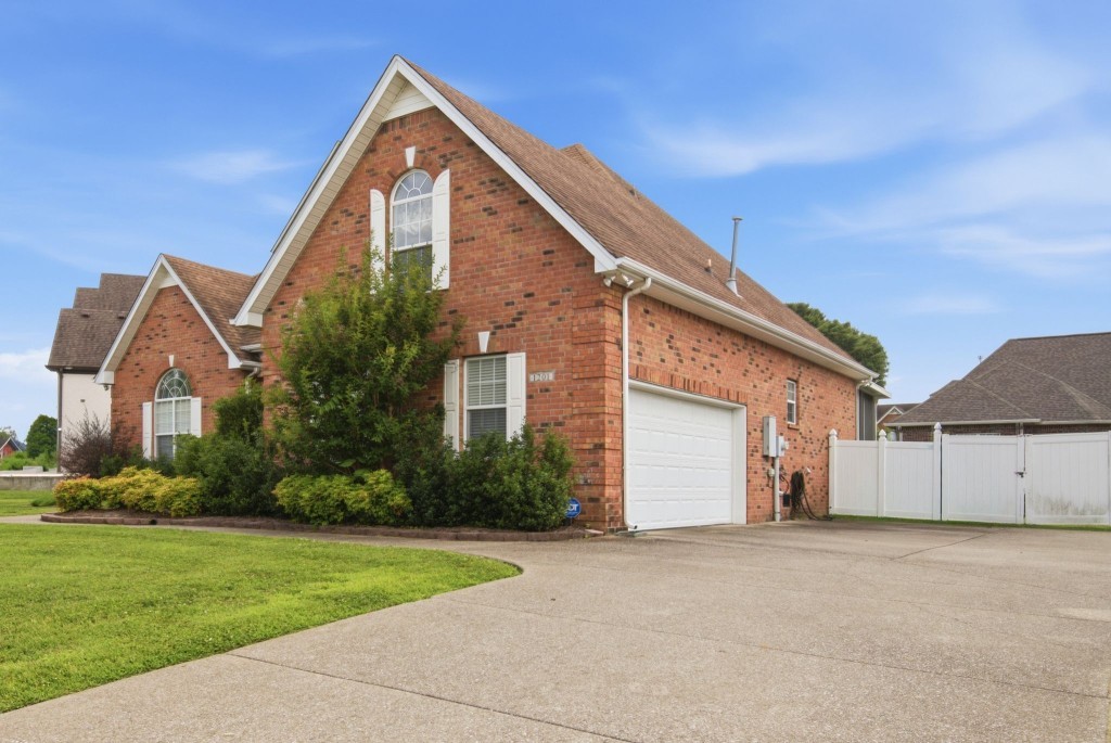 1201 Frinton Ct Property Photo 3
