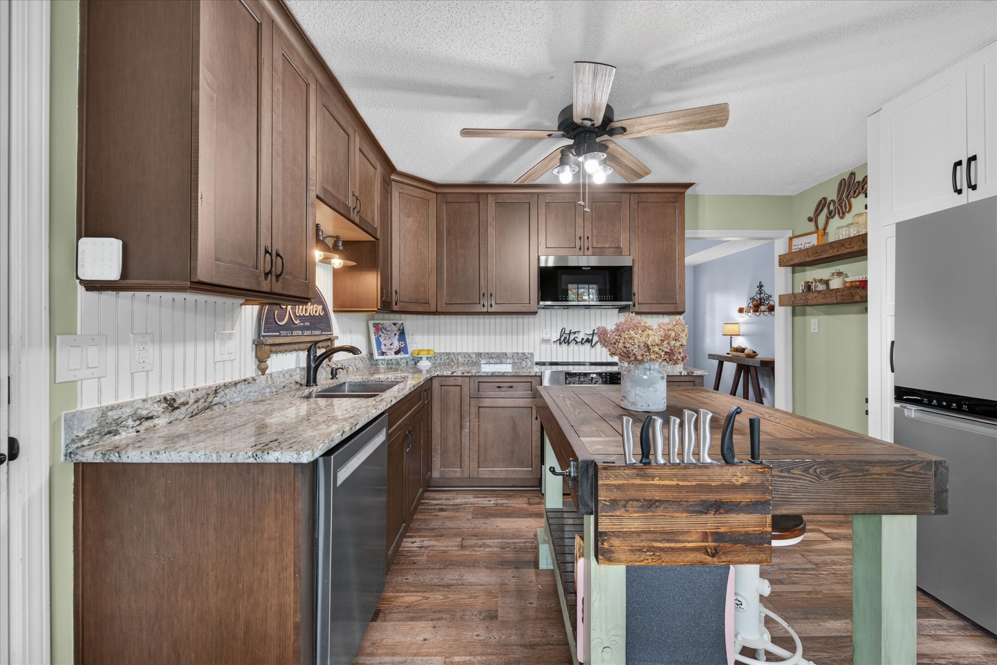1318 Meredith Way Property Photo 16
