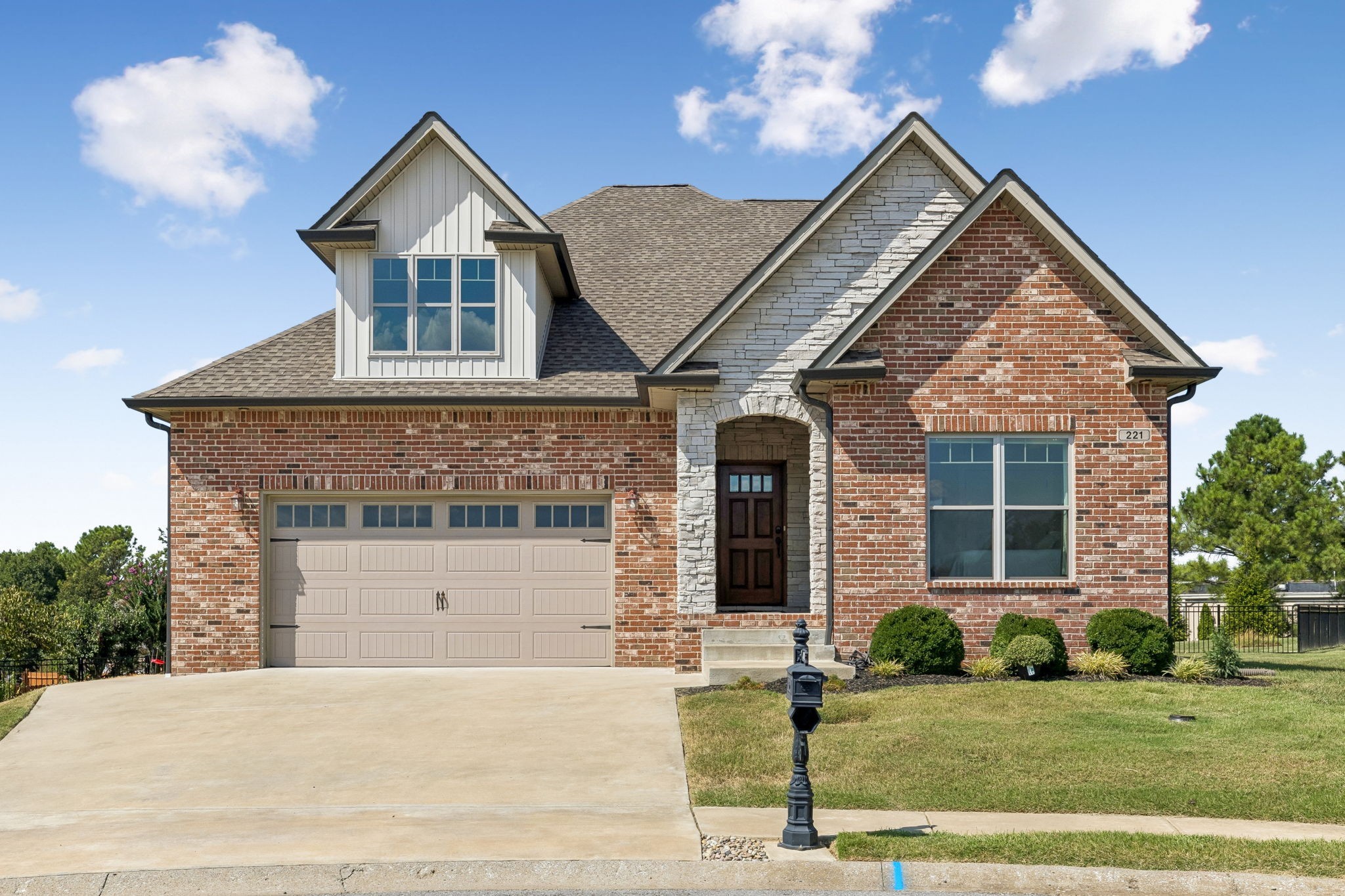 221 Dorchester Cir Property Photo 1