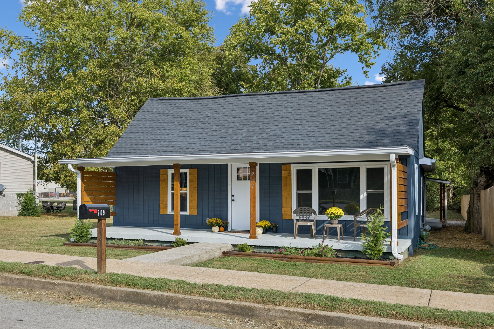 209 Olive St Property Photo 1