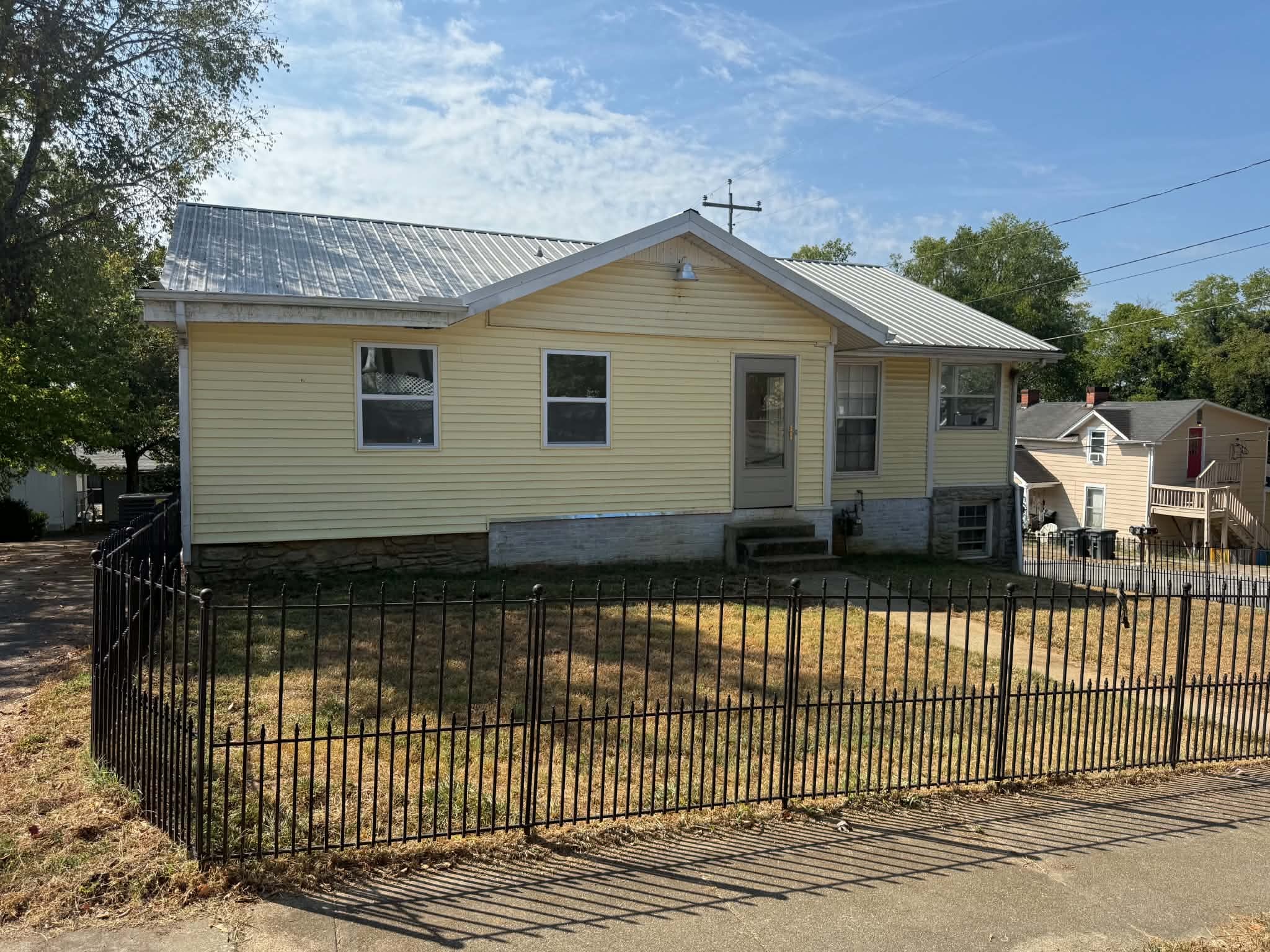 301 Green St Property Photo 1