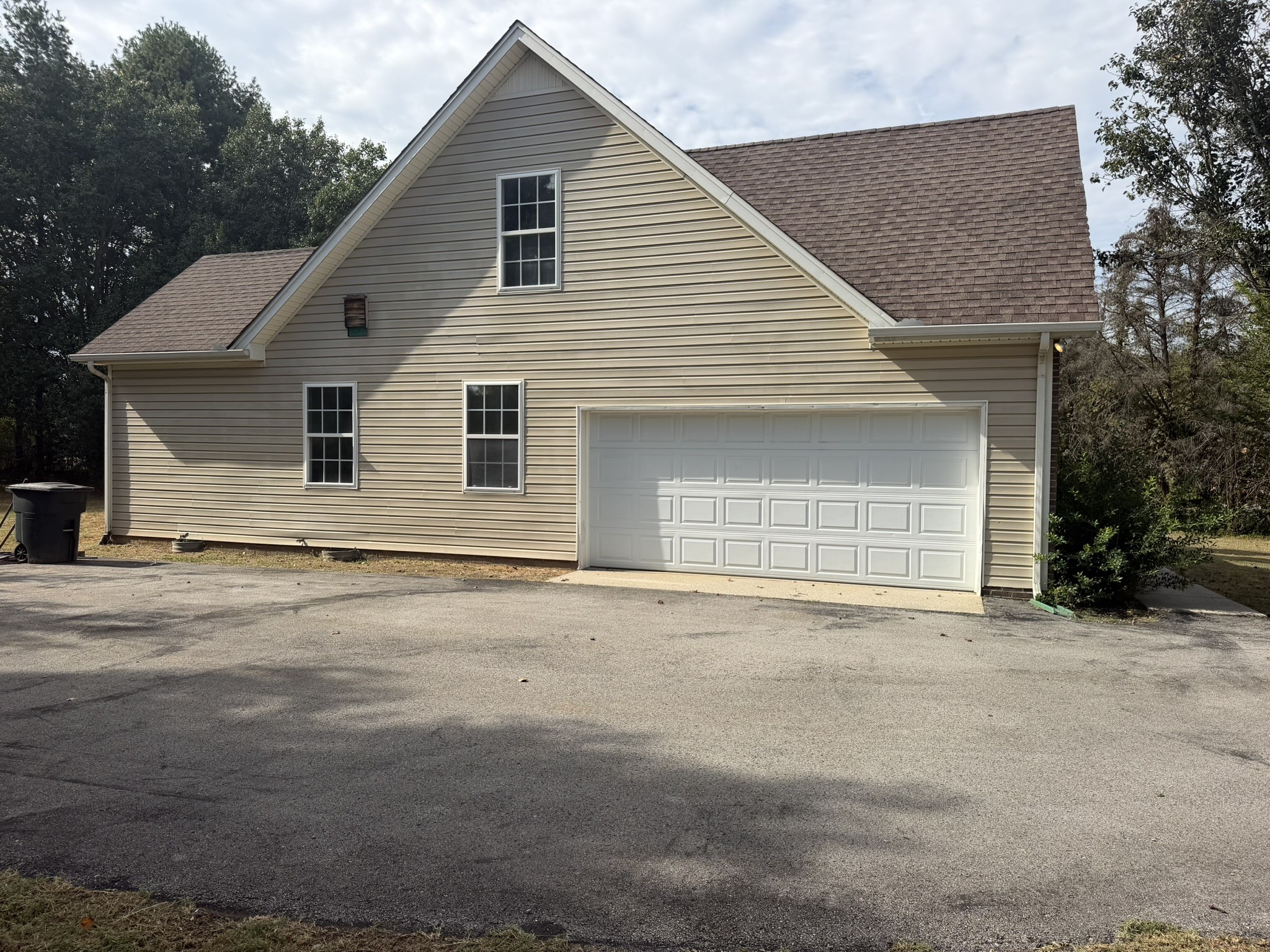 2039 Sterling St Property Photo 2
