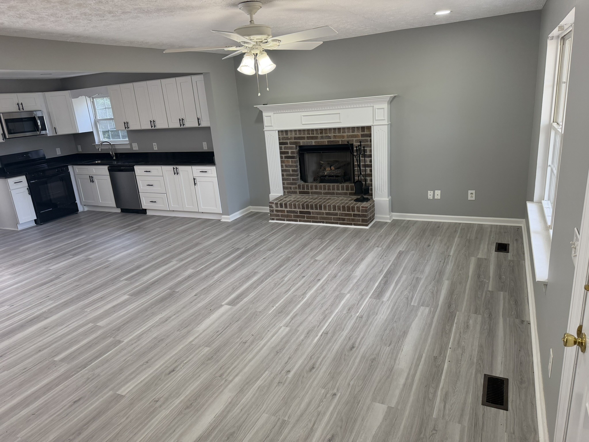 2039 Sterling St Property Photo 5