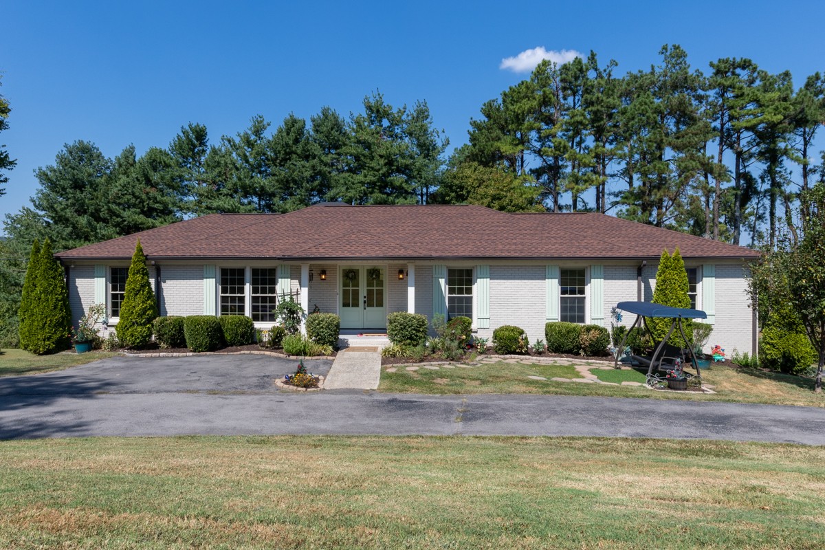 2221 Castlewood Dr Property Photo 1