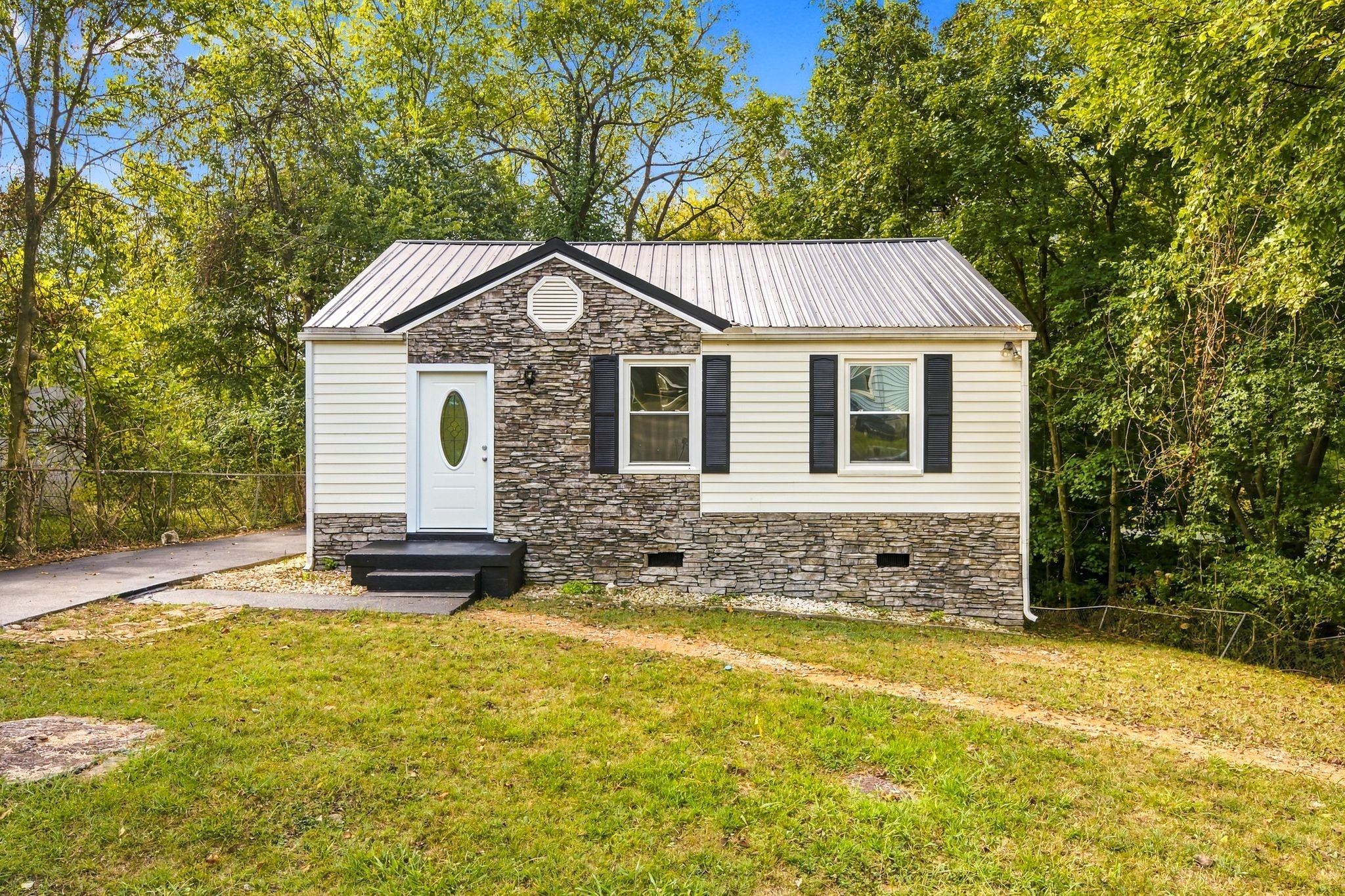 1300 Sunnyview Dr Property Photo 1
