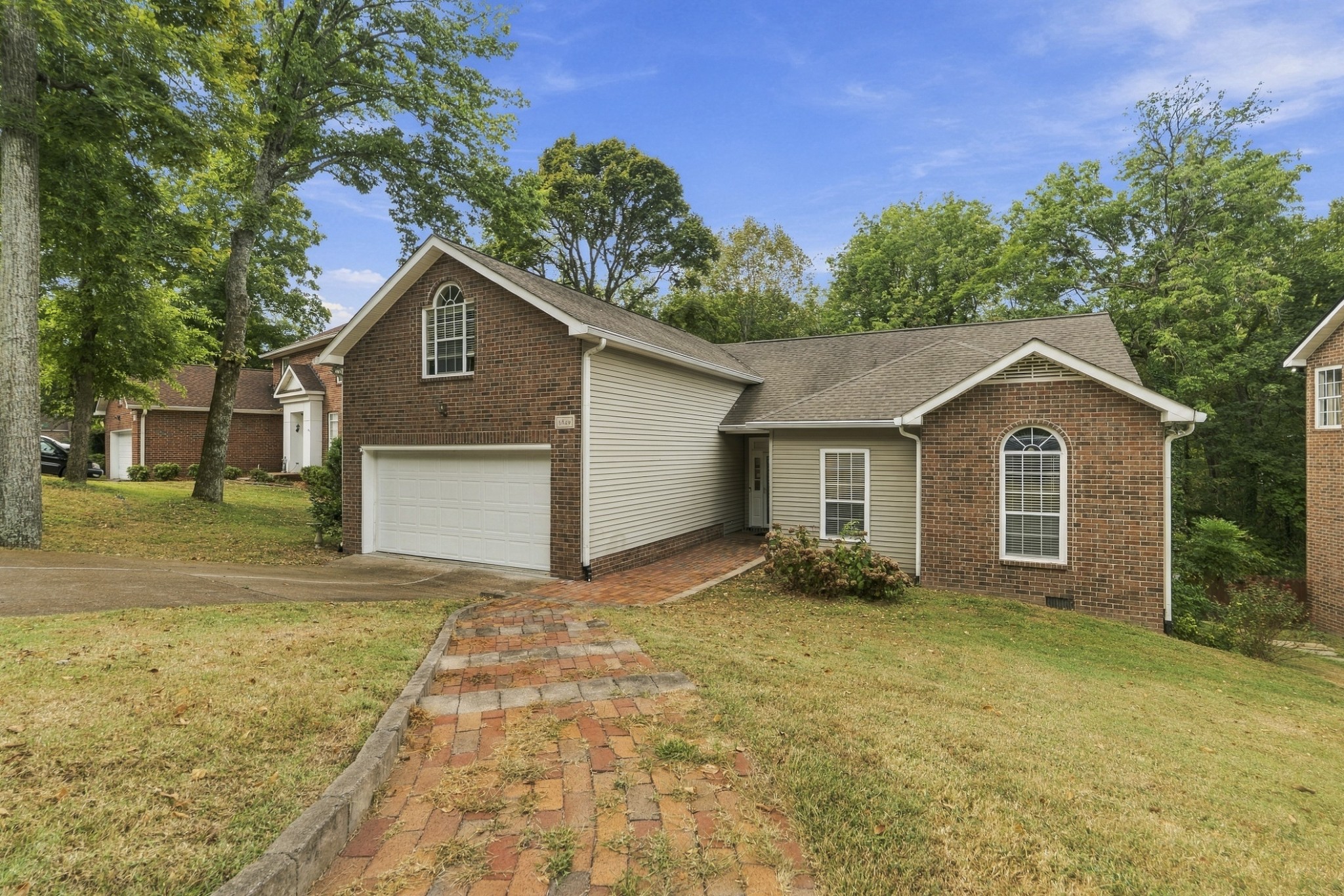 5849 Woodlands Ave Property Photo 2
