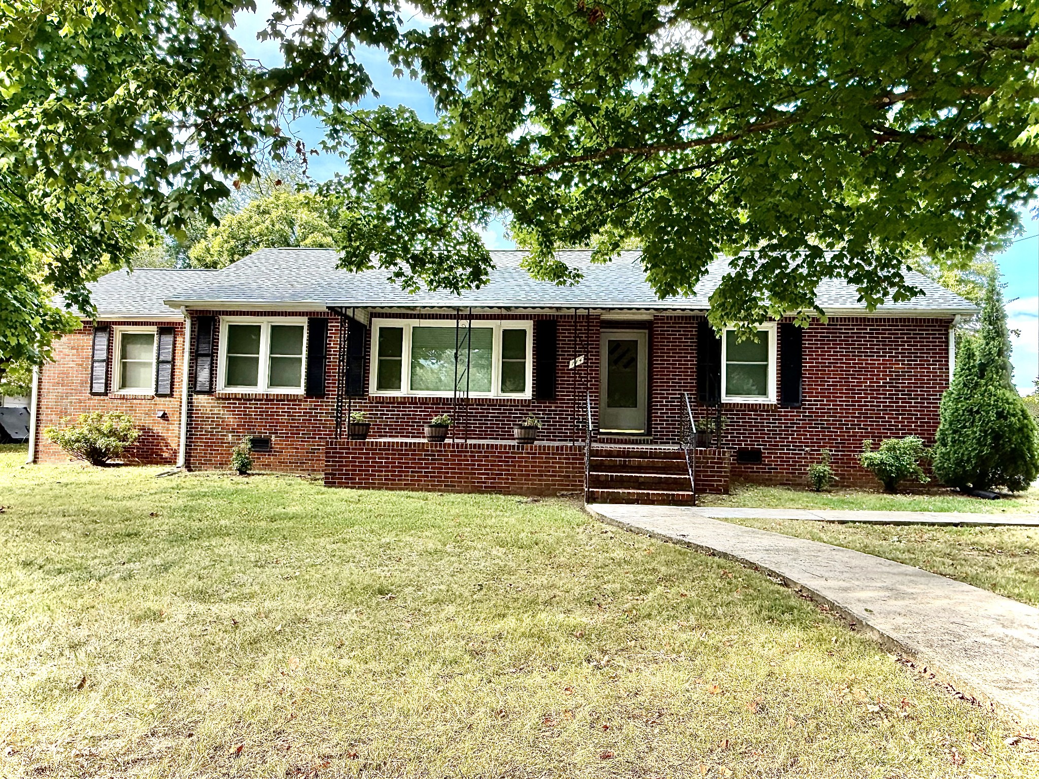 114 Hillcrest Dr Property Photo 1
