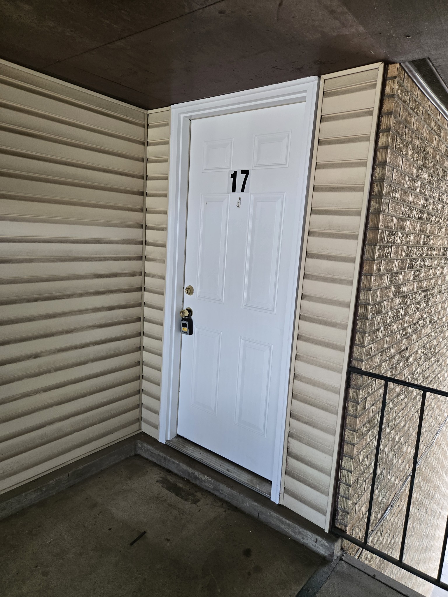 555 N Dupont Ave Property Photo 1