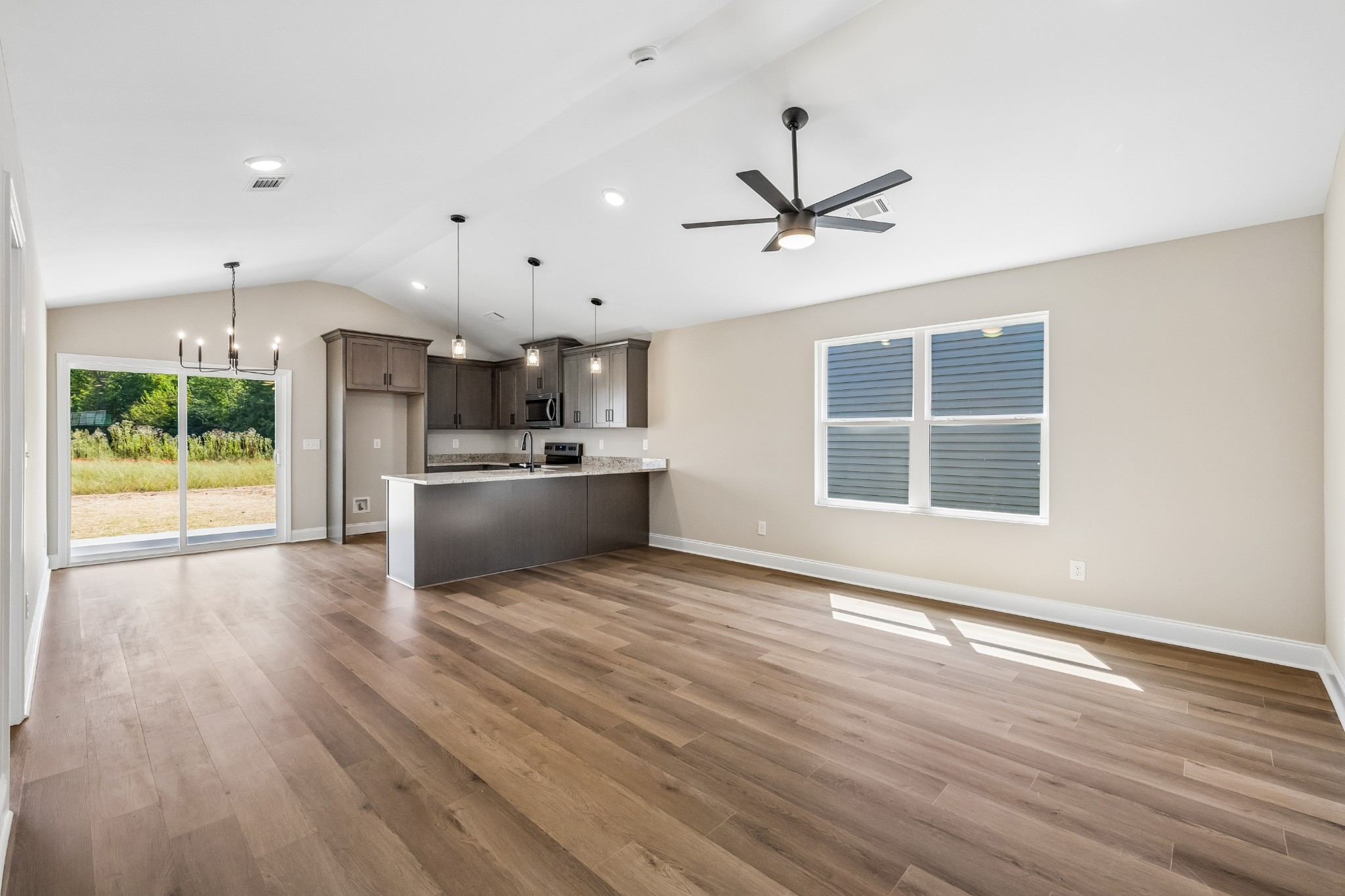 1270 Heflin St, E Property Photo 3
