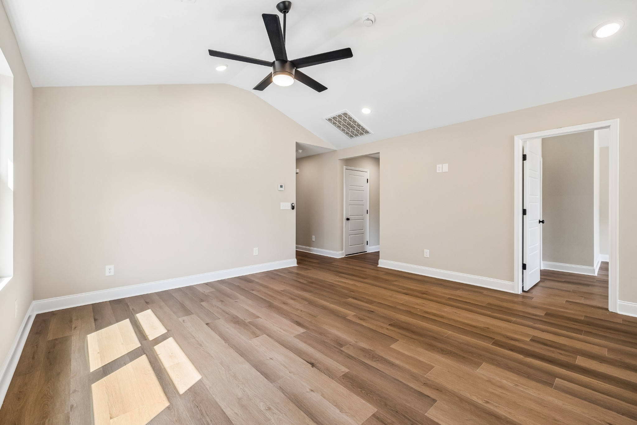 1270 Heflin St, E Property Photo 6