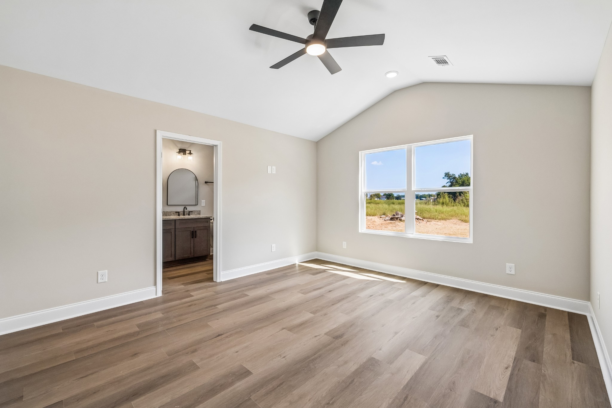 1270 Heflin St, E Property Photo 8