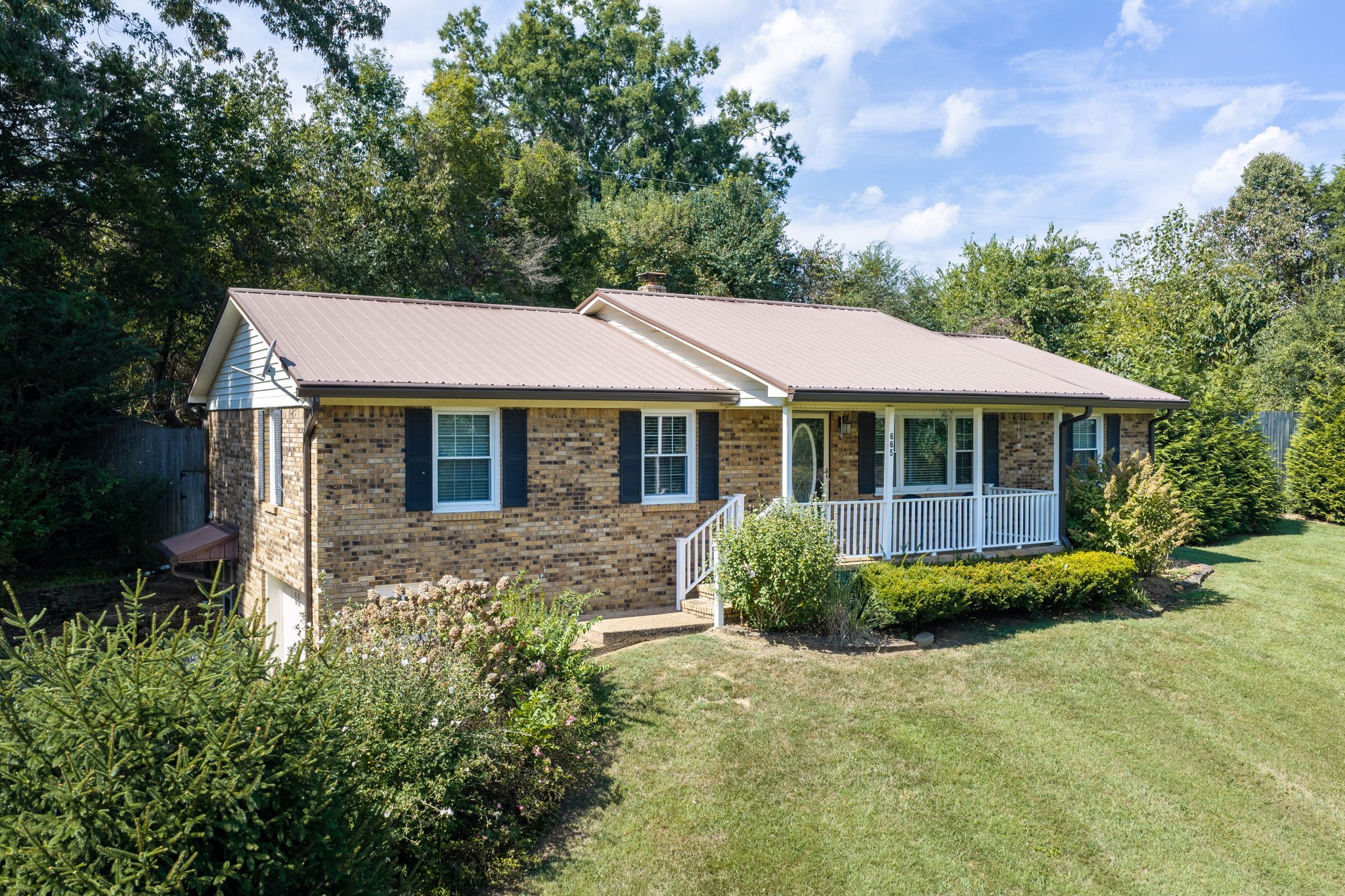 665 Julia Dr Property Photo 1