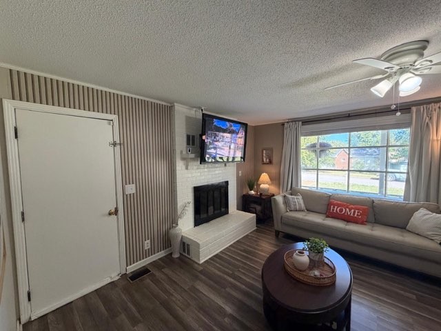 111 N Hampton Ct Property Photo 5
