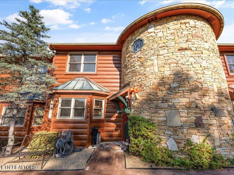 2044 Hickory Ridge Way Property Photo 1