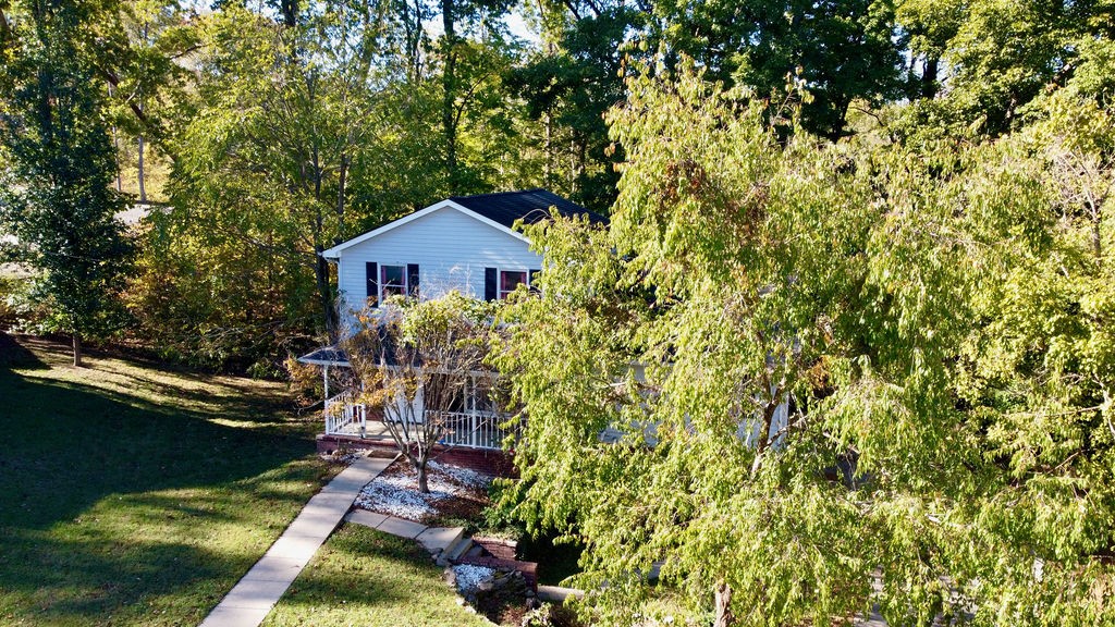 1132 Poplar Hollow Rd Property Photo 4
