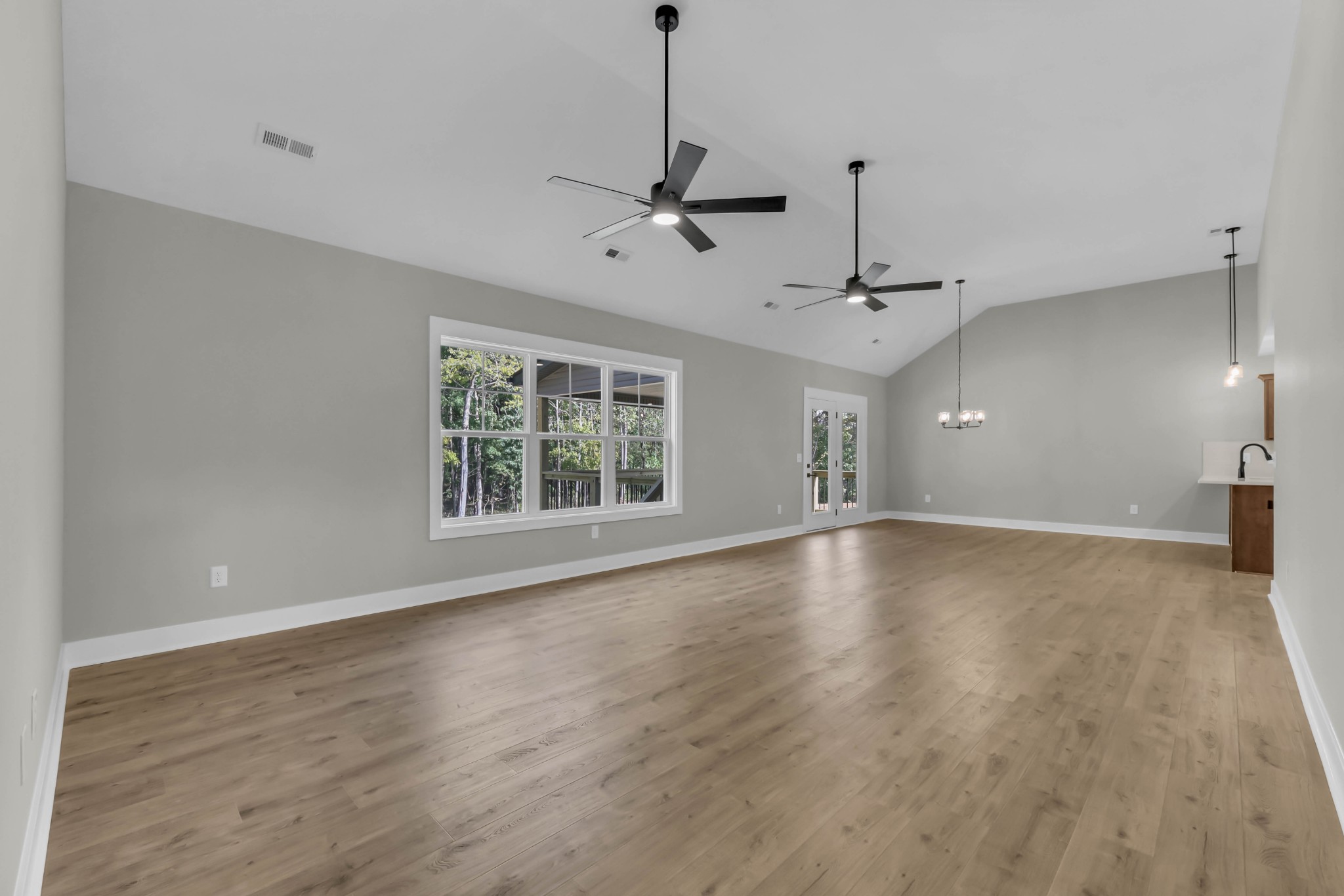 369 Idell Ct Property Photo 6