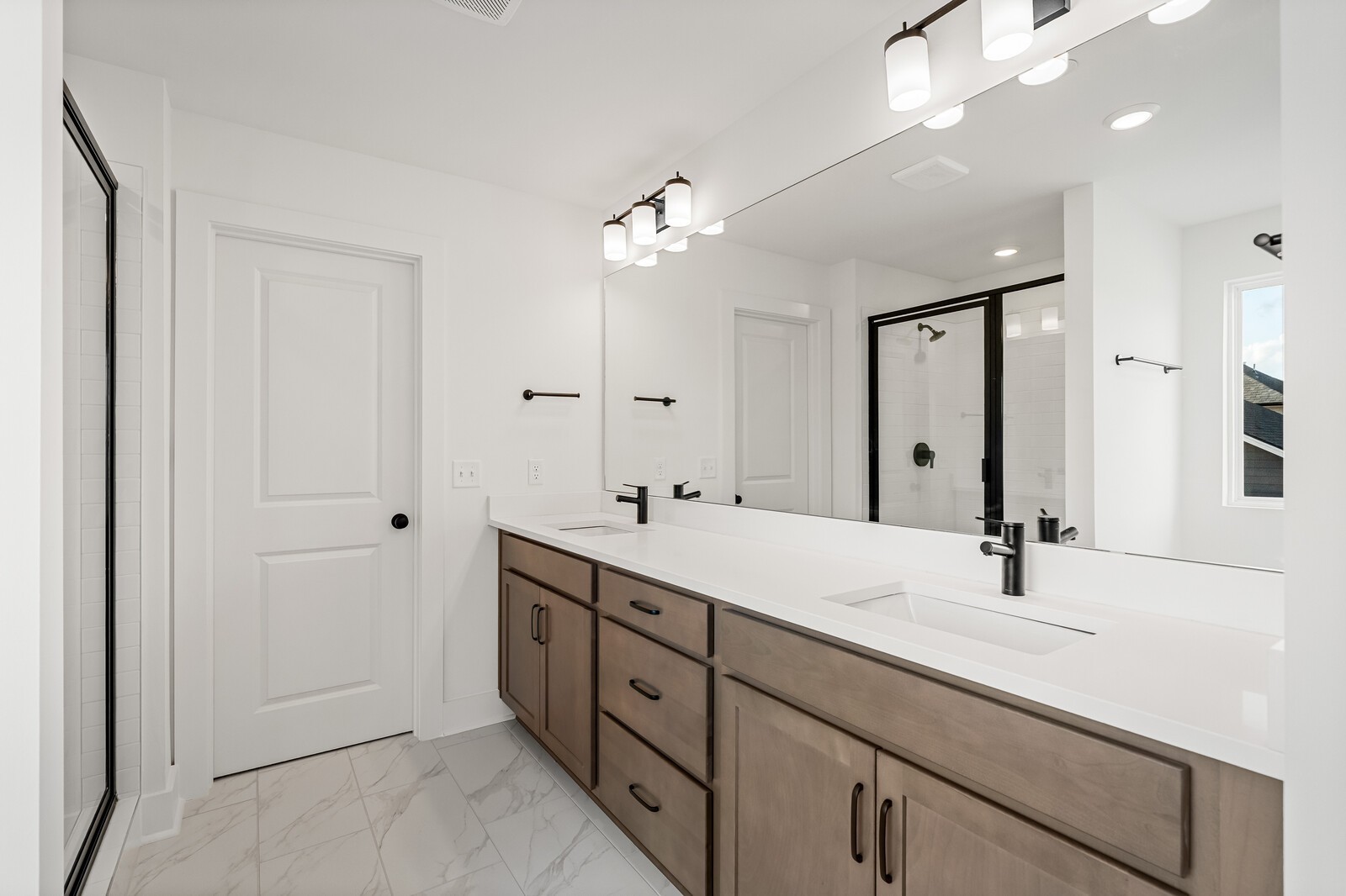 2016 Biscayne Place Property Photo 11