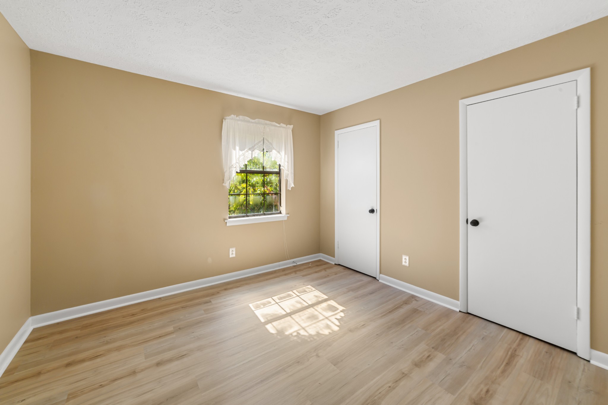 4617 Woodview Cir Property Photo 3