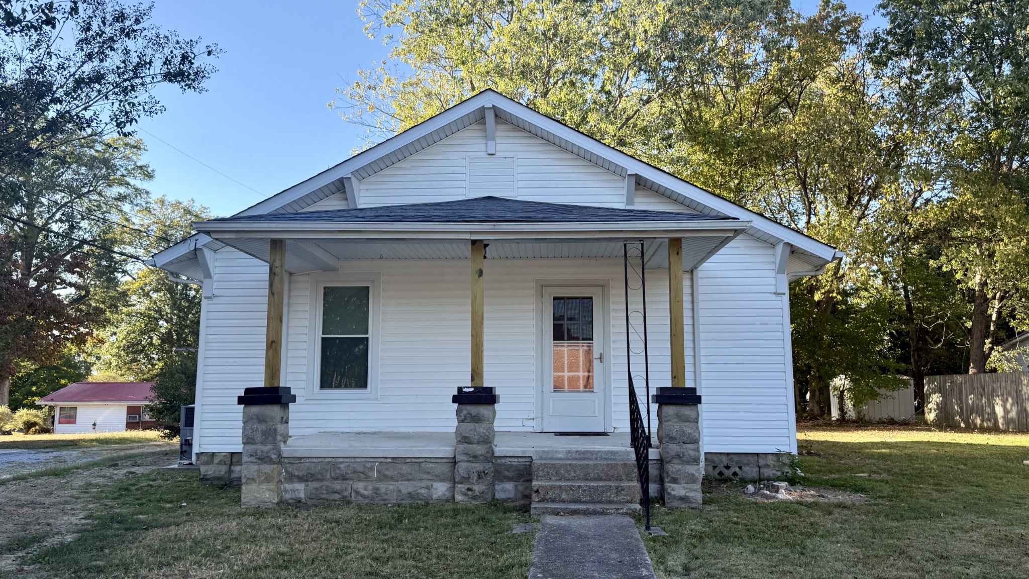 304 W Decherd St Property Photo 1