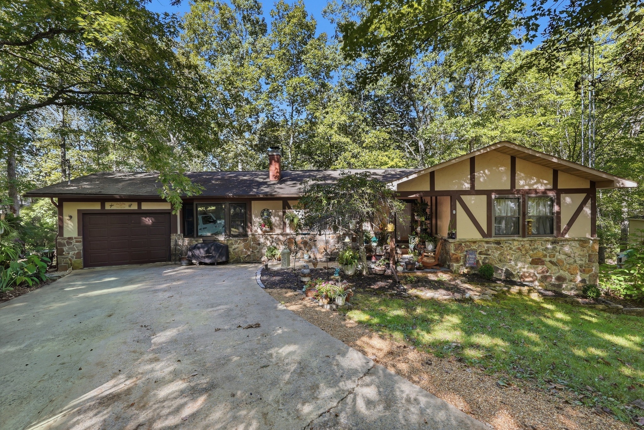 16 Sweetbriar Ct Property Photo 1