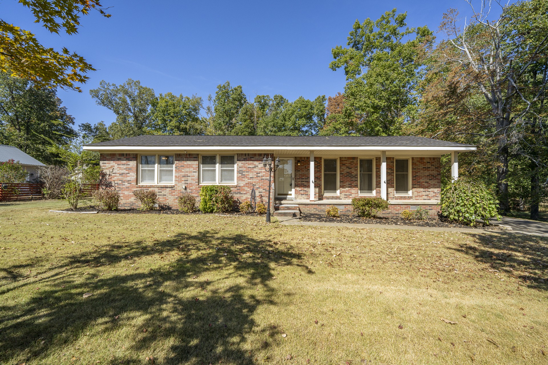 585 E End Dr Property Photo 1