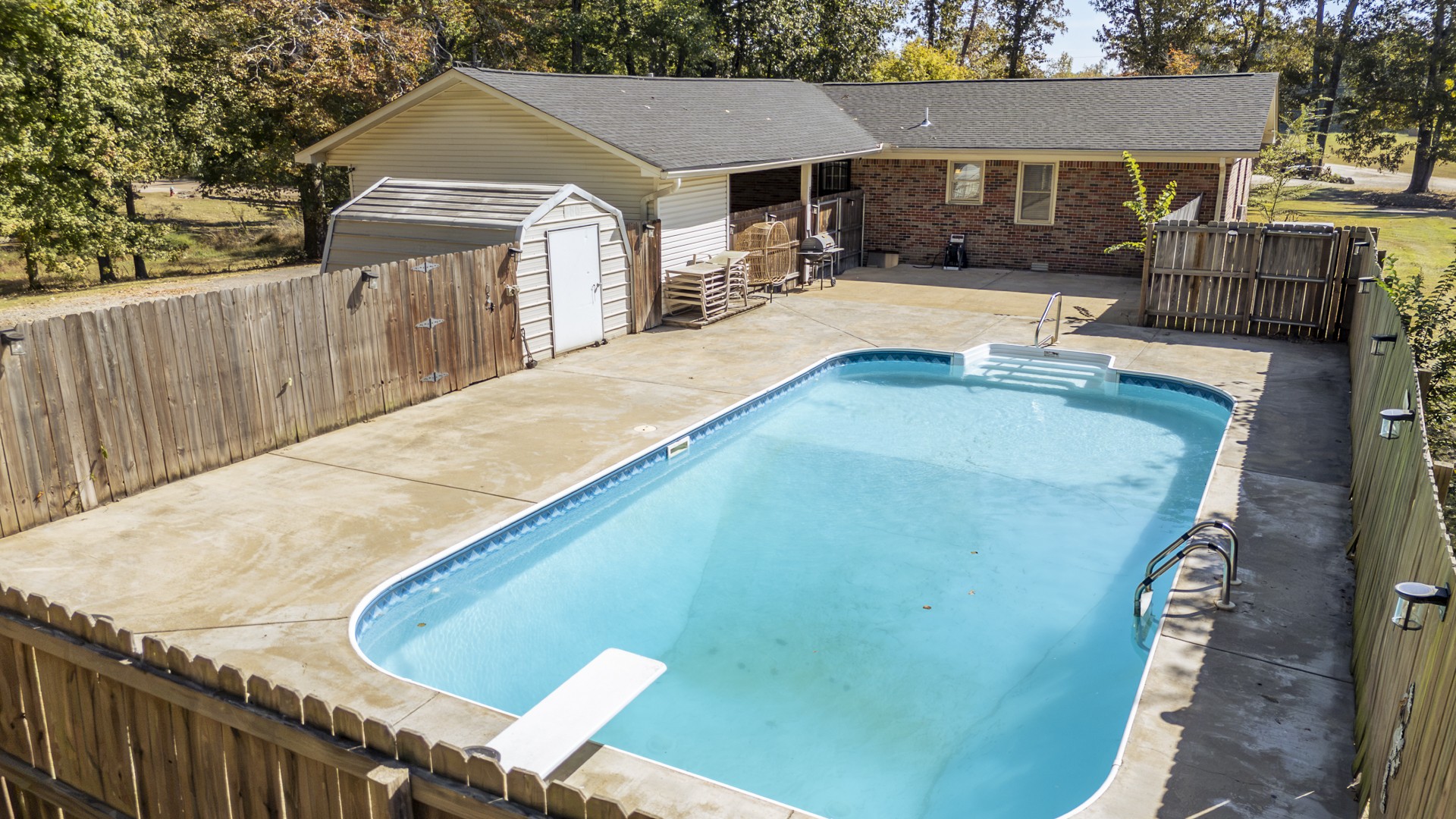 585 E End Dr Property Photo 3