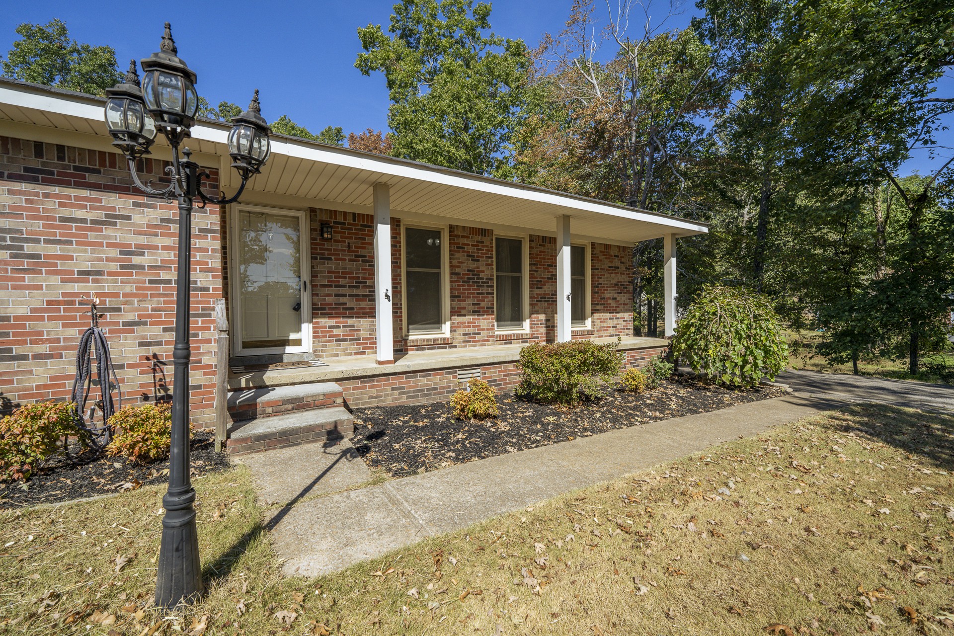 585 E End Dr Property Photo 4