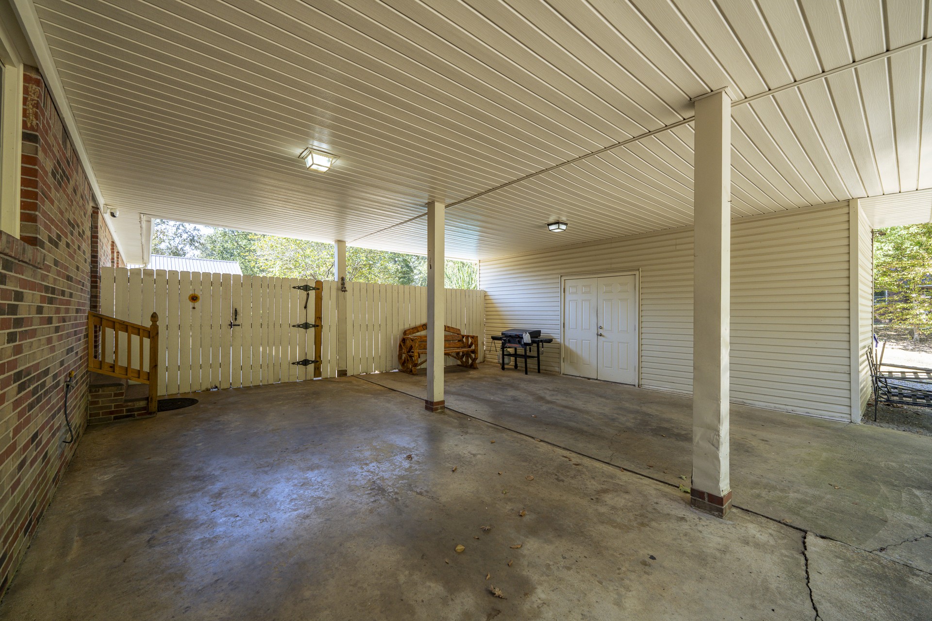585 E End Dr Property Photo 5
