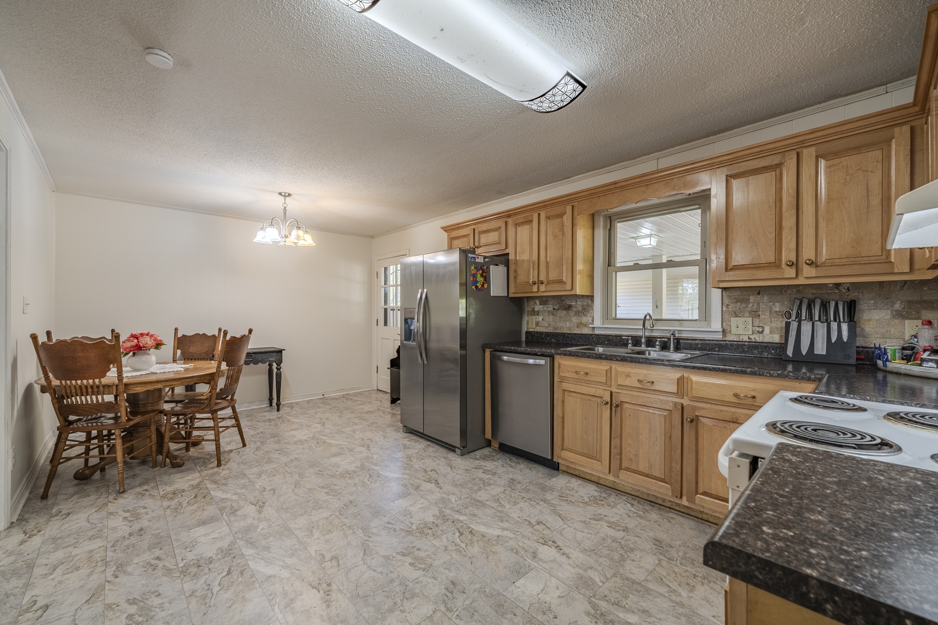 585 E End Dr Property Photo 12
