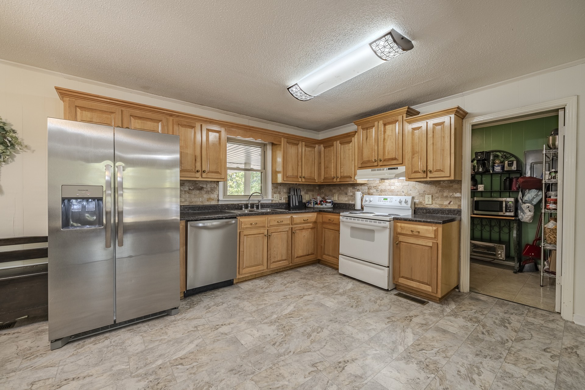 585 E End Dr Property Photo 13