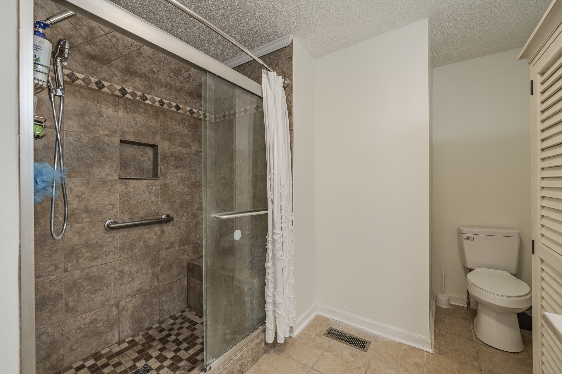 585 E End Dr Property Photo 19