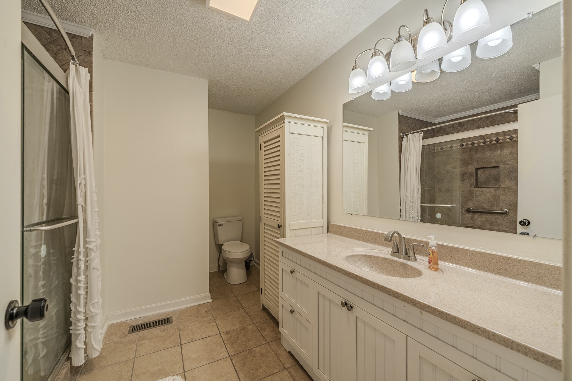 585 E End Dr Property Photo 21