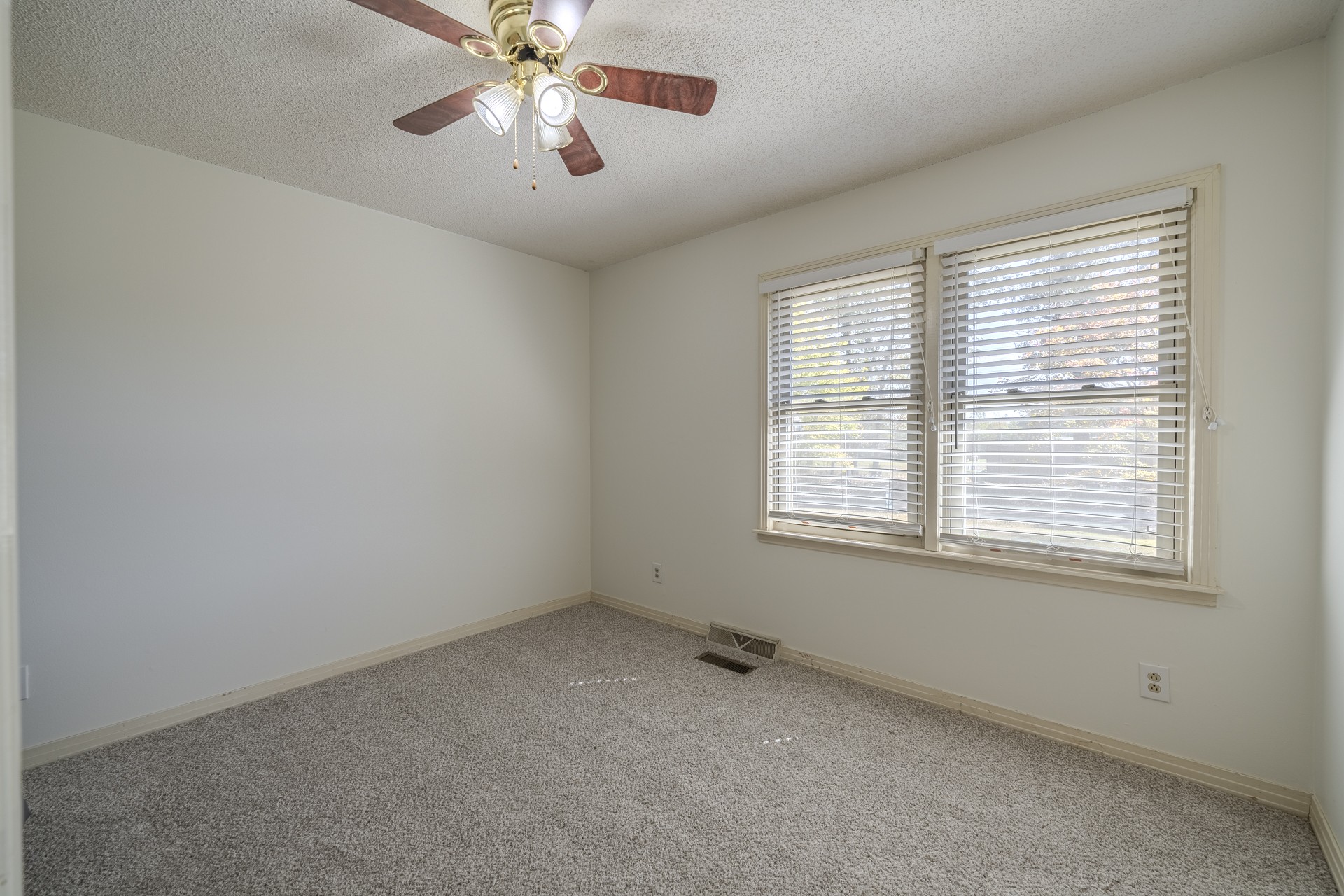 585 E End Dr Property Photo 29