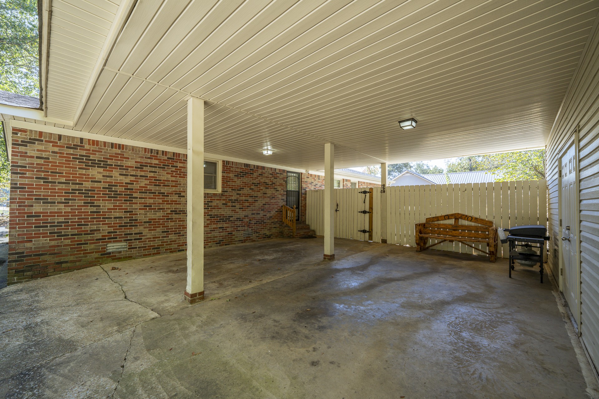 585 E End Dr Property Photo 34
