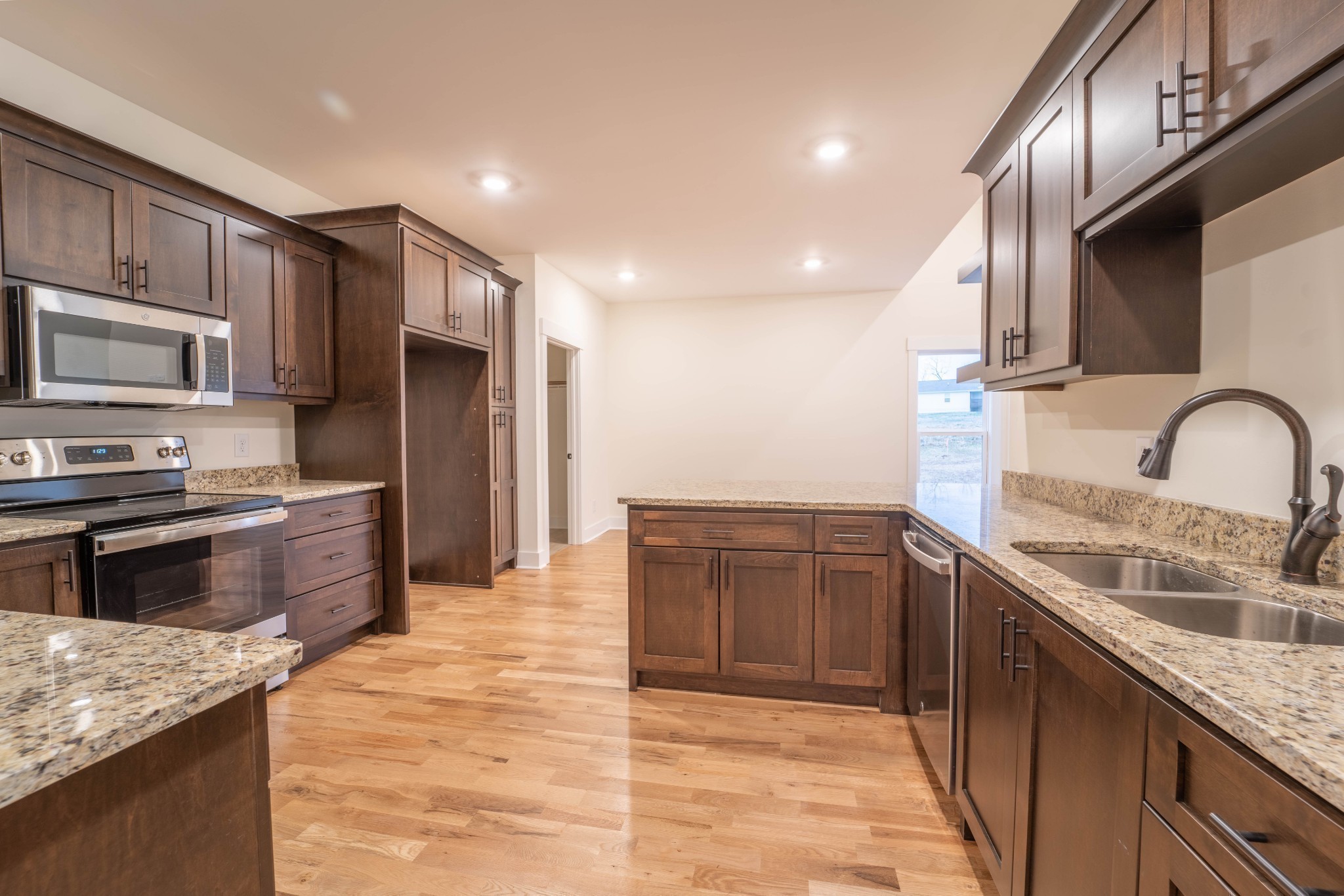 2094 Beverly Ct Property Photo 5