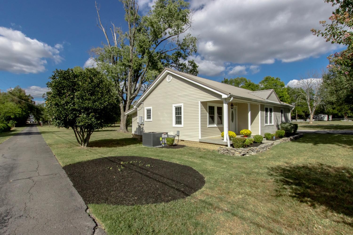 1705 E Pitts Ln Property Photo 3