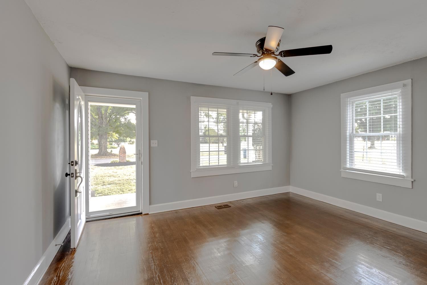 1705 E Pitts Ln Property Photo 8