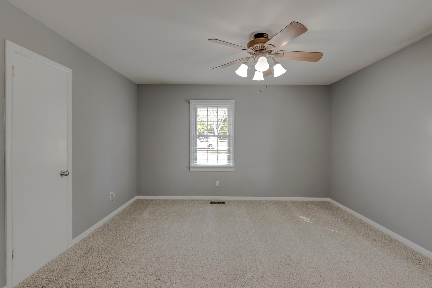1705 E Pitts Ln Property Photo 19