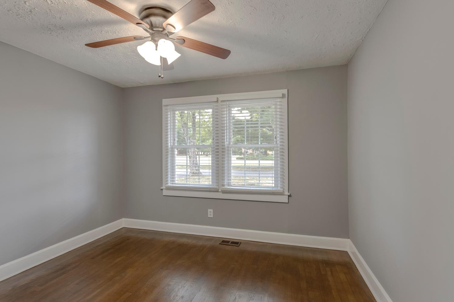 1705 E Pitts Ln Property Photo 22
