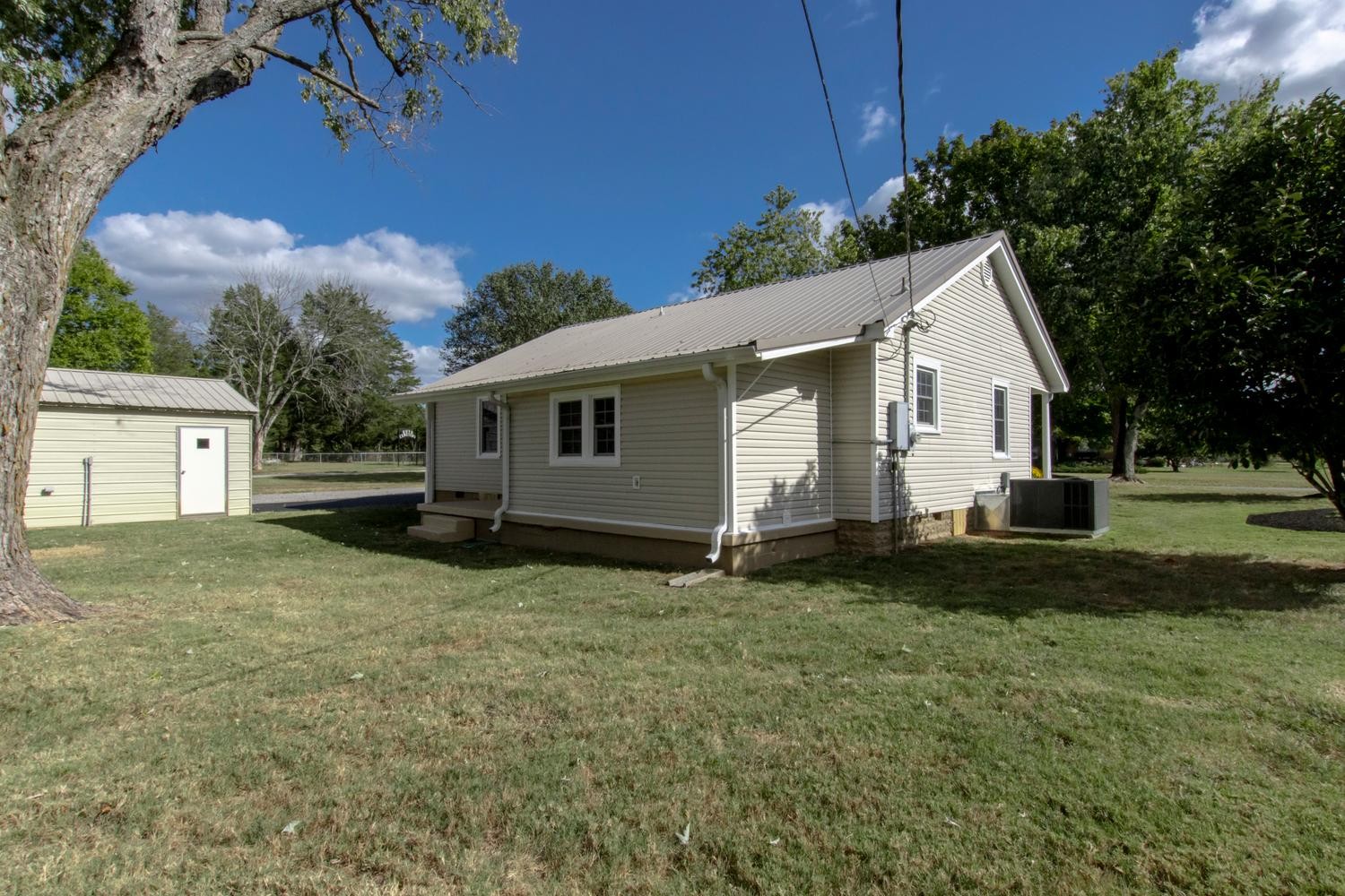 1705 E Pitts Ln Property Photo 30